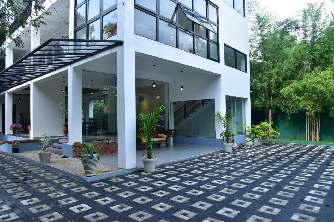 Eden Grand Hotel Дамбула Екстериор снимка